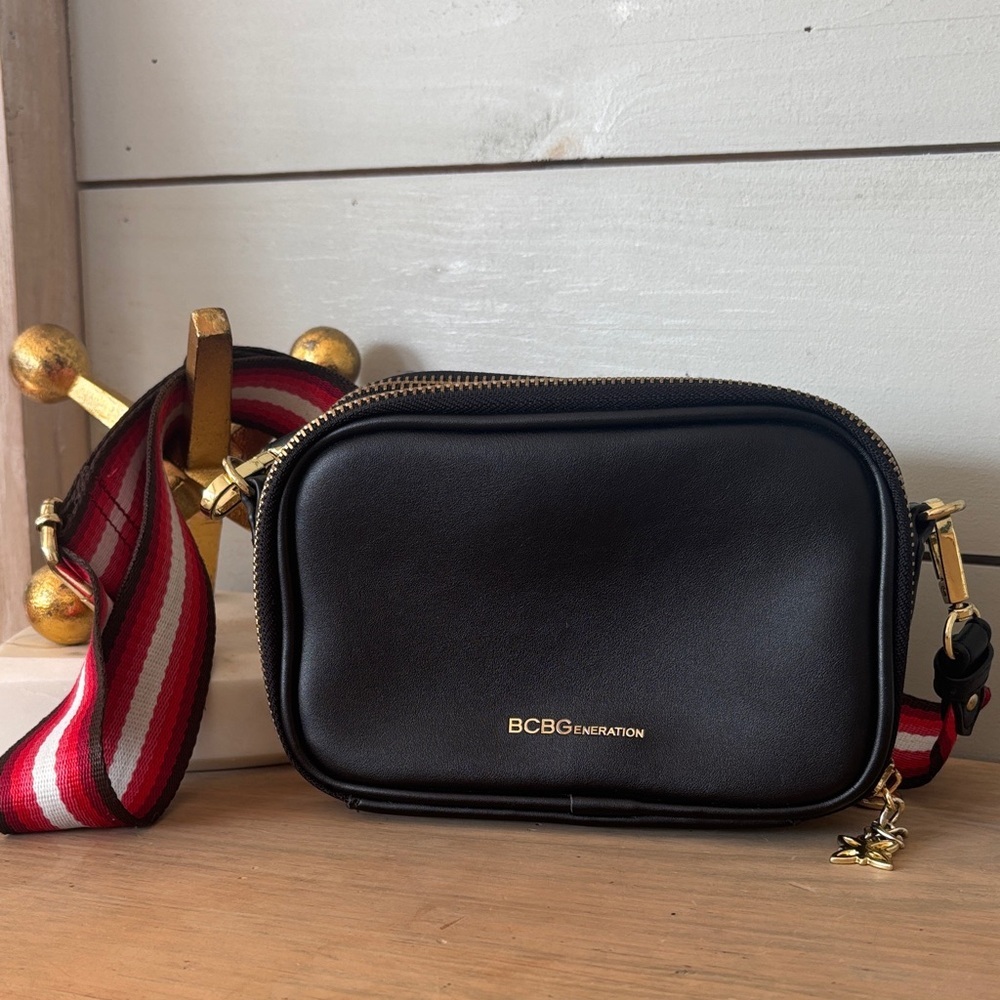 ✨ BCBGeneration Quinn-Style Crossbody Bag – Black with Brown/Red Stripe Strap